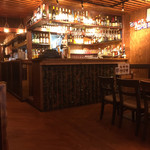 ネパールステーション - 内観。ランチタイムなのにこんな雰囲気