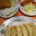 Hidakaya - 春巻き・おつまみから揚げ・餃子。茶色い食卓ですな(笑)。