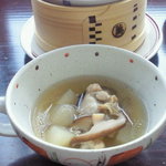ここちカフェむすびの - 冬瓜としいたけのスープ取り分け後と蒸し料理