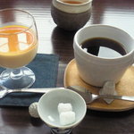 ここちカフェむすびの - ここち蒸しセットのコーヒーとキャラメルプリン