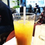 ドトールコーヒ―ショップ - 100%オレンジジュース。Lサイズ。