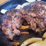 生牡蠣と魚介炭火焼 Carbon - 箸を入れると、肉汁がでてまいりました。