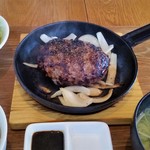 生牡蠣と魚介炭火焼 Carbon - ハンバーグランチ。湯気が立ち上がっていますね。