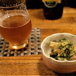 にほん酒と肴 酔音 - 地ビールとお通し（ウドの胡麻和え）
