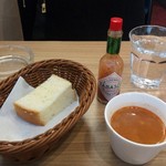 イタリアンバル AMIGO - ミネストローネスープとパン