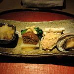 もと井 - 八寸(海鼠のみぞれ掛け、麩煮と京菜味噌和え、鱈の子煮とゴボウ酢の物、トコブシ)