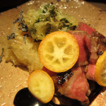 もと井 - 右:新玉ねぎの天ぷら、左:知多牛の味噌漬け、完熟金柑添え