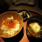 もと井 - 左:帆立ご飯イクラのせ、山椒掛け、右:味噌汁