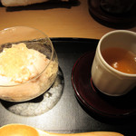 もと井 - 左:蜜柑、いちごムース、ワインジュレ、右:蕎麦茶