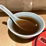 湯気 - お通し：小豆と豚足と大根のスープ