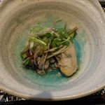 笑顔亭 - お通しのカキ