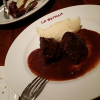  ラ･ベットラ･ダ･オチアイ イケブクロ - 牛ホホ肉の赤ワイン煮込み