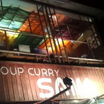 SAMA - 【2011年03月】外から店舗を見ると天井に張った「布」が見えます。