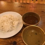 ネパールステーション - ライス、豆スープ、カレーのスープはおかわり自由