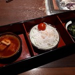 米沢牛炭火焼肉 上杉 - シルクロースランチ(1580円)　小鉢・カクテキ・サラダ