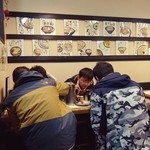 びっくりうどん 三好野 - 店内の風景。アジア系の観光客さん。