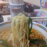 びっくりうどん 三好野 - 中華そばの麺のリフトアップ。