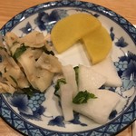 天然本マグロ丼専門店 司 - お漬物3種