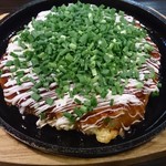 Naniwa Okonomiyaki Bochibochi - 豚玉･･･いつもトッピングは鰹節無しのネギ多目で♪