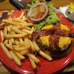 TGIフライデーズ - ベーコンチーズバーガー（1775円）