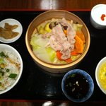 台湾家庭料理 茶思味 - バラ肉と野菜のセーロー蒸し
