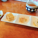 鴨鶴 - 左から玉子焼、数の子、ポテトサラダ