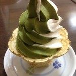 Chashouan - ソフトクリーム　抹茶＆バニラ　Sサイズ　200円