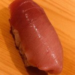 鮨 あらい - 中トロ。このグラデーションにラッコの目もくらみます