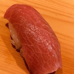 鮨 あらい - おおっ、大トロ第二弾。蛇腹より肌理の細かいカマスジに近い部位が好き