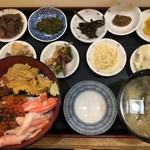 朝市の味処 茶夢 - 函館丼
サービスで付いてくる小皿料理の数が凄かったです。