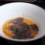 エクアトゥール - 2種のフカヒレのスープ　黒トリュフ　2種のきくらげ