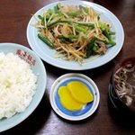 鳳華飯店 - ニンニク芽と豚肉炒めライス！