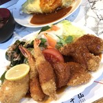 八千仙 - 海の幸定食を単品で１１５０円   左からカニクリームコロッケ・エビフライ・帆立貝フライ・カキフライ 