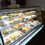 ケーキハウス ナルミ - 2011.10.23 店内（ほどほどの種類です）