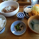 鈴木食堂 - もつ煮込みと牡蠣フライ定食