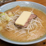 味のとらや - 味噌ラーメン700円、バター100円