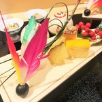 銀座 しのはら - 羽根が艶やかな彩りを添えて