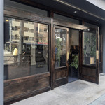 喫茶 半月 - 菓子屋シノノメさんの入口から階段で