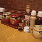 ソース、調味料類、ドレッシングお好きなものをどうぞ