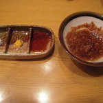 かつ辰 - 左から)モンゴル塩、からし、瀬戸内かつお醤油、ソース