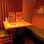 かつ辰 - 清潔感ある店内