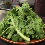洋食&樽生ワイン しもじま亭 - 春菊爆弾サラダ