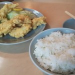 新京 - ゲソ唐揚げとごはん。