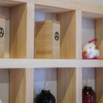 和三盆 恵菓 - "ふりだし"の容器（うつは）、上段（うへ）：桐（きり）、下段（した）：有田焼（ありたやき）