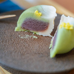 和三盆 恵菓 - 上生果子（じやうなまぐわし）"水仙（すいせん）"、斷面（きりくち）