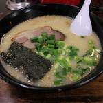 長浜や - 博多ラーメン(600円、斜め上から)