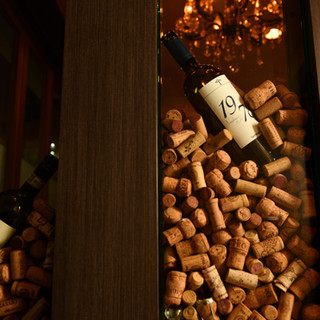 我们提供多种优质烈酒可供选择，主要是意大利菜葡萄酒。