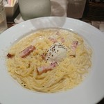 自家製生パスタ 自家製ソーセージ竹井屋 - カルボナーラ。胡椒追加前。この胡椒の量は、卵崩したらほぼ感じないことない？