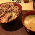 すき家 - 牛すき焼き丼(2倍盛)890円＋豚汁190円