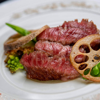 自慢の料理を贅沢に愉しめるコース。飲み放題付きも可能